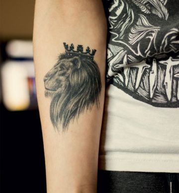 ✓[100+] Crown Lion King Forearm Tattoo Design (png / jpg) (2023)