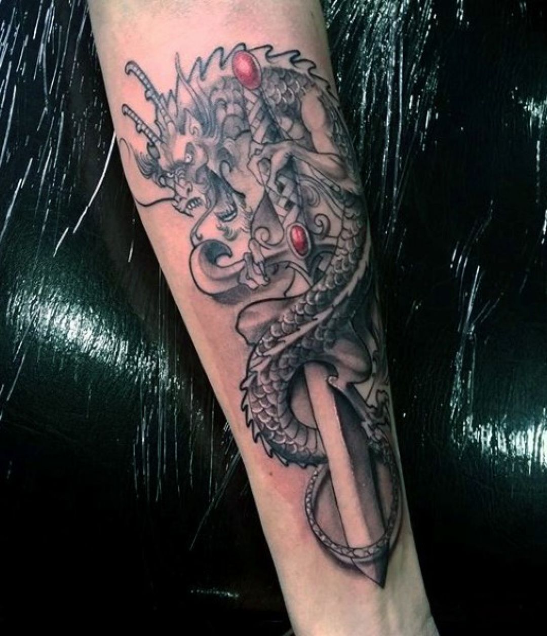 Татуировка катана с драконом