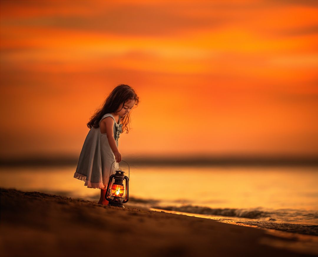 ✓[2255+] Little Girl On Beach Near Shutdown With Her Lantern - Android /  iPhone HD Wallpaper Background Download (png / jpg) (2023)