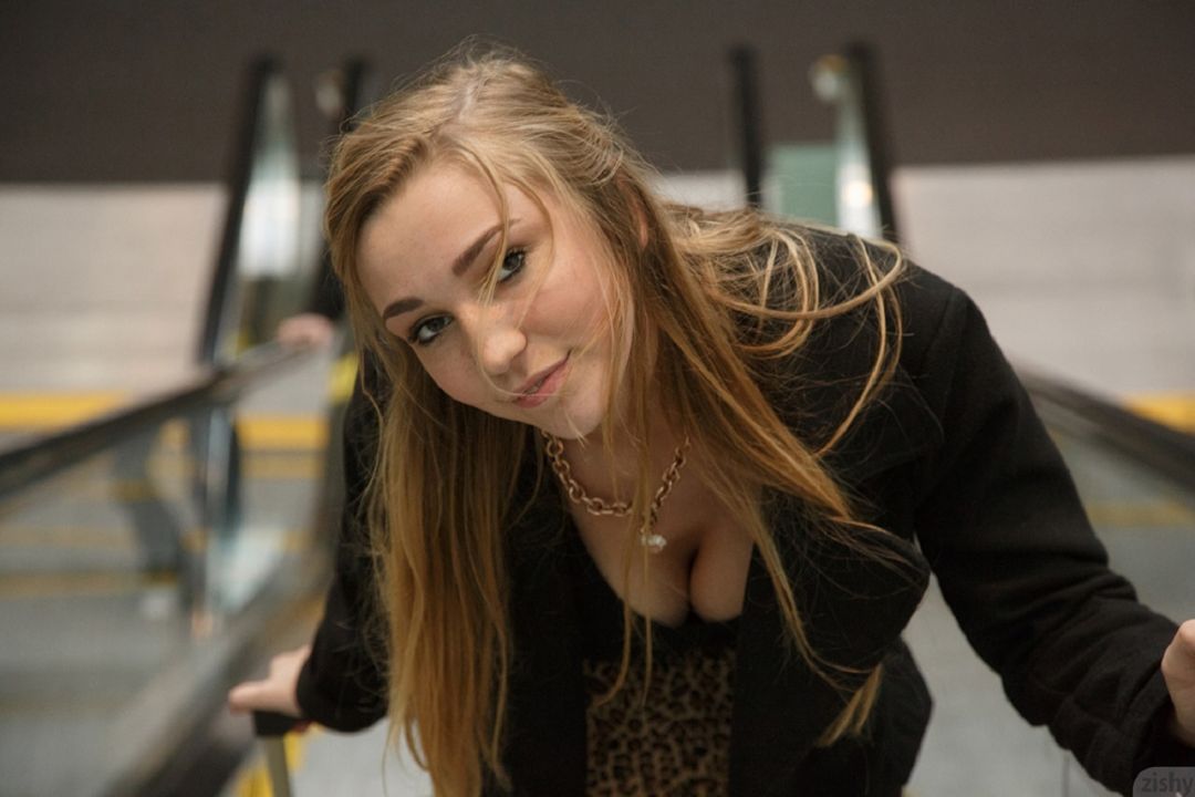 ✓[122195+] Cleavage Zishy Women Hair In Face Black Coat Kendra Sunderland  Model Blonde Top View Looking At Viewer - Android / iPhone HD Wallpaper  Background Download (png / jpg) (2023)