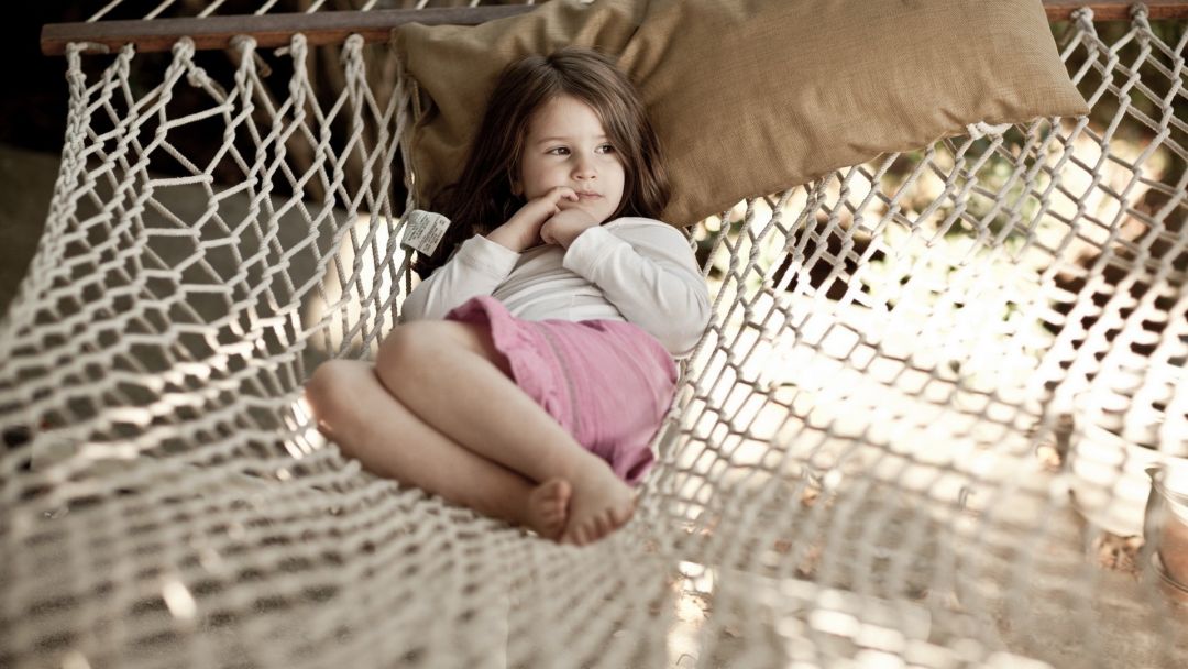 [122195+] Relaxing Children Brunette Hammocks - Android / iPhone HD ...